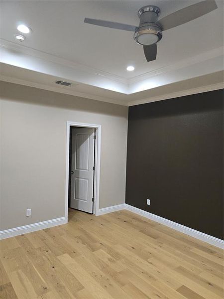 Unfurnished room featuring light wood-type flooring, crown molding, and ceiling fan