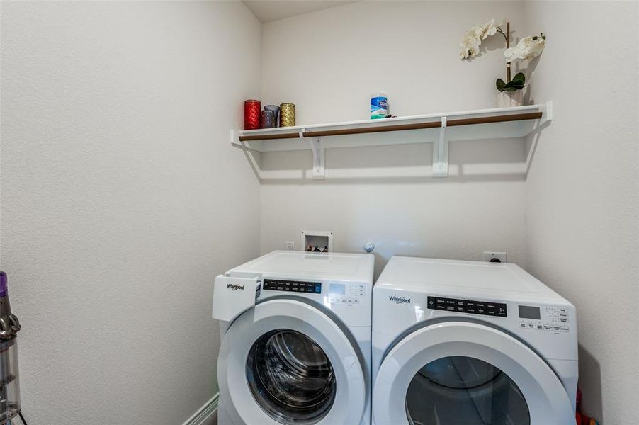 Washroom with independent washer and dryer