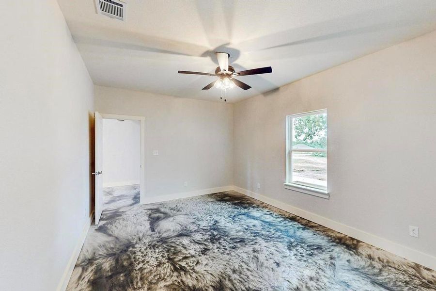 Empty room featuring ceiling fan