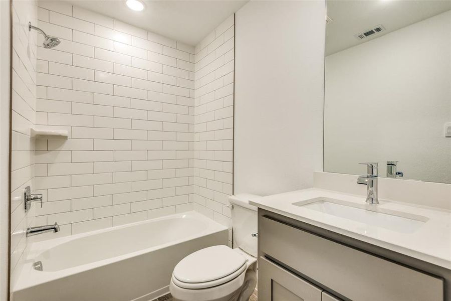 Bathroom features combination shower and tub.