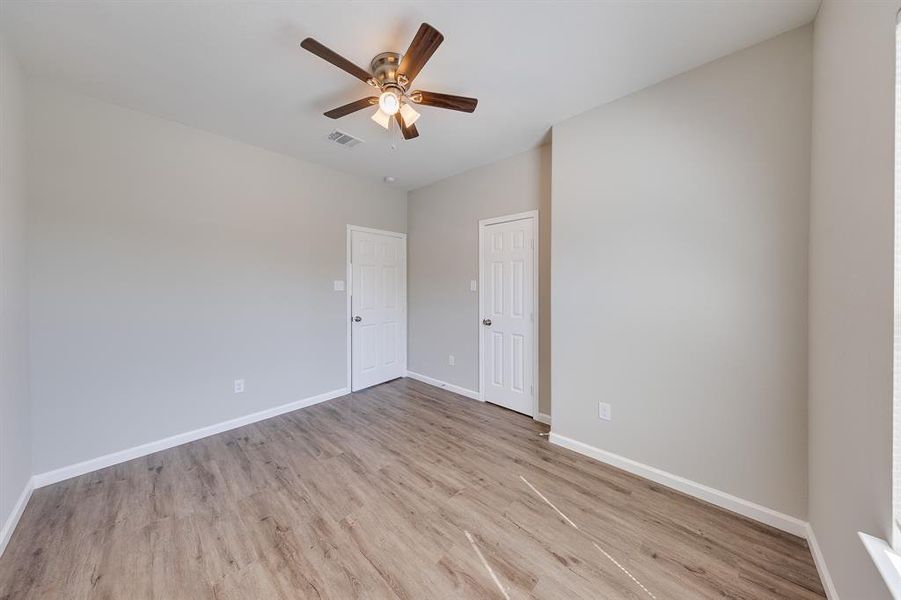 This bedroom features elegant wood-like flooring that adds warmth and charm to the space. This stylish flooring not only elevates the room’s aesthetic but also provides easy maintenance, making it both beautiful and practical.