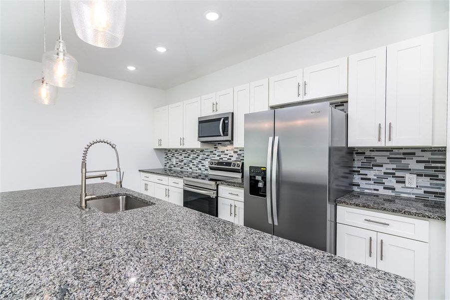 Stainless steel appliances & granite counters