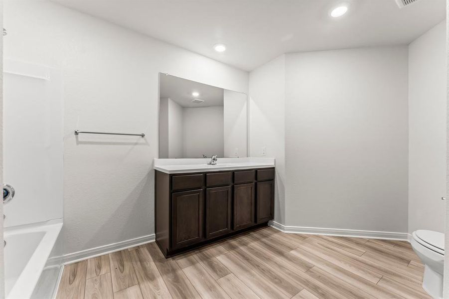 This en-suite bath is very spacious so there is plenty of room when getting ready.