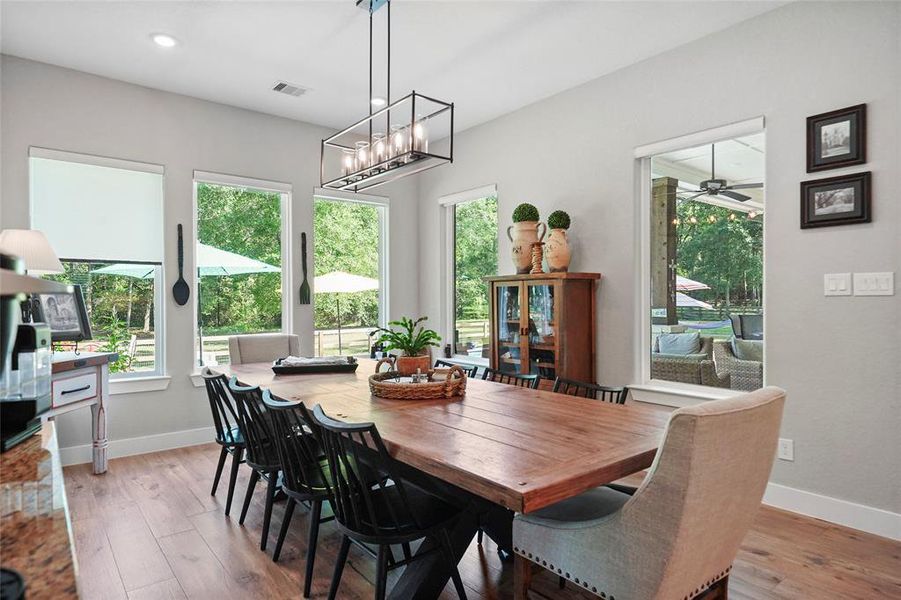 Enjoy casual meals with your favorite people surrounded by oversized windows with custom shades and amazing views. This beautiful dining area offers the ideal space to enjoy good food and great conversation with the people you love the most.