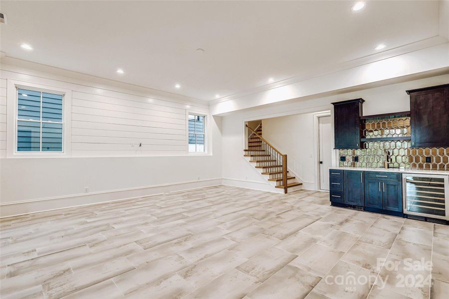 Bonus room with wet bar, ice maker and refrigerator