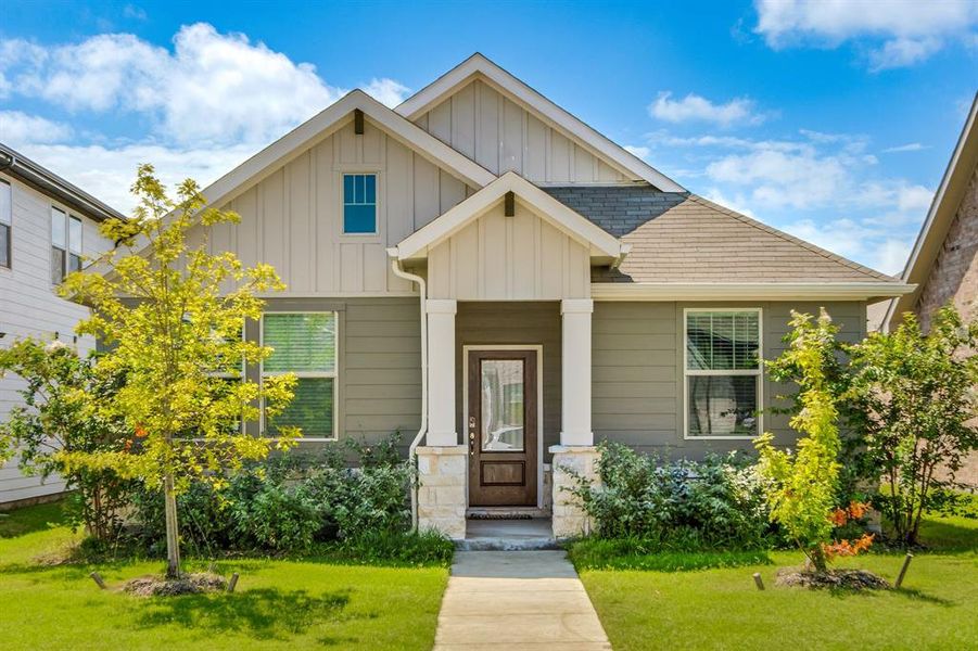 Craftsman inspired home with a front yard