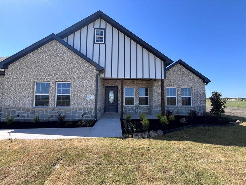 View of front of property featuring a front yard