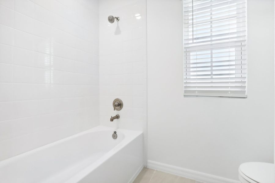 Secondary Bathroom | Newcastle | Lot 104 | Eagletail Landings | New Homes in Leesburg, FL | Landsea Homes