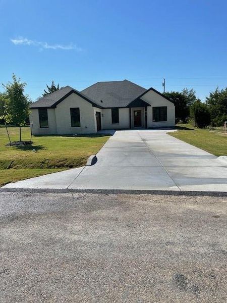 View of front of house featuring a front yard