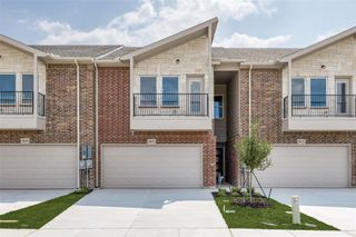 New construction Townhouse house 5617 Woodlands Drive, The Colony, TX 75056 - photo 1