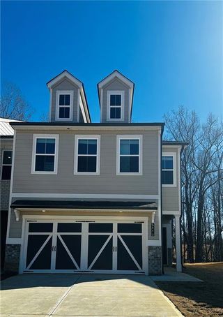 New construction Townhouse house 5149 Sidney Square Dr., Flowery Branch, GA 30542 Sawnee- photo 1