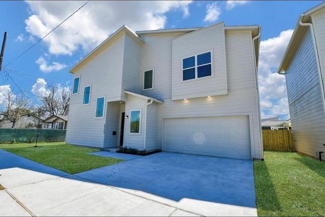 New construction Single-Family house 6704 Arapahoe Street, Houston, TX 77020 - photo 1