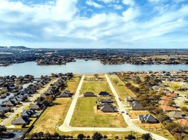 Highland Park Bay by Premier Homes Inc. in Granbury - photo